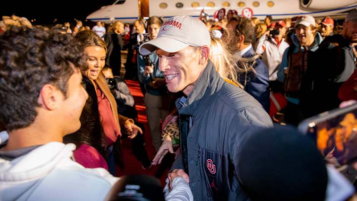 Video: Coach Brent Venables Lands in Oklahoma, Greeted by Hundreds of Fans Video: Coach Brent Venables Lands in Oklahoma, Greeted by Hundreds of Fans