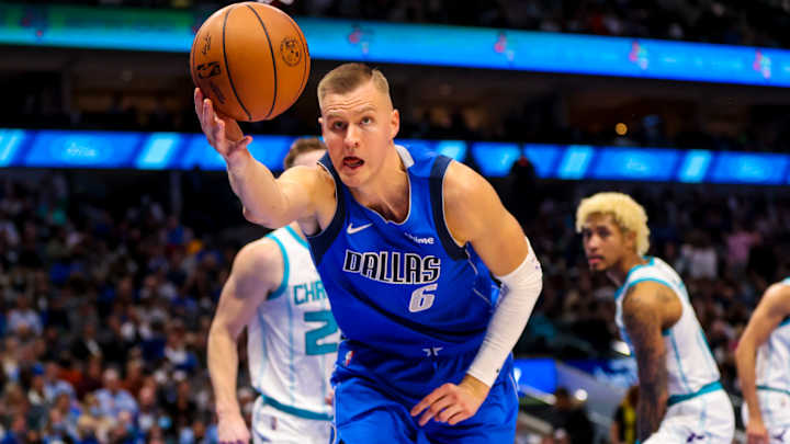 Mavs’ Porzingis Exits Game With Foot Injury