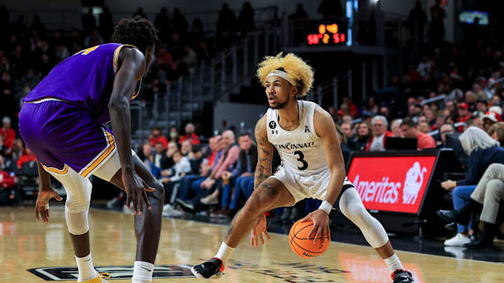 Bearcats Guard Mike Saunders Entering Transfer Portal