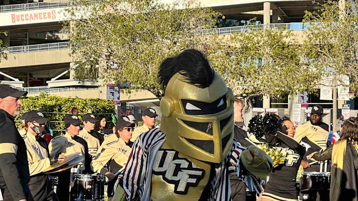 Gators Lead Knights 10-9 at Halftime