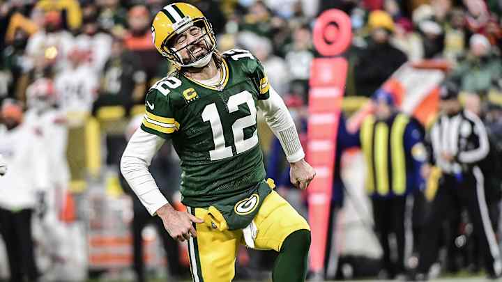 Aaron Rodgers Headed to Locker Room Early to Have His Injured Toe Looked At