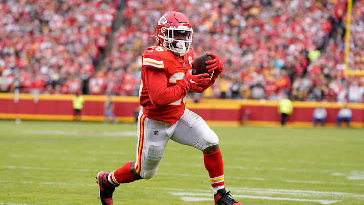 Clyde Edwards-Helaire Ruled Out With Collarbone Injury