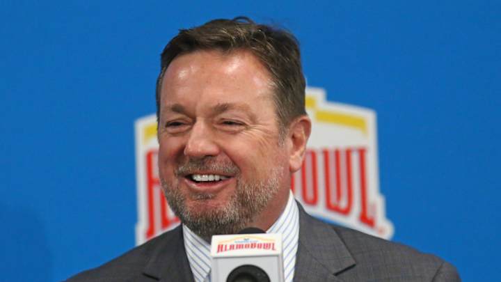 Oklahoma's Bob Stoops Receives Bear Bryant Lifetime Achievement Award Oklahoma's Bob Stoops Receives Bear Bryant Lifetime Achievement Award