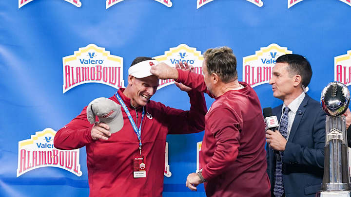 Bob Stoops Tells Sooners QB Caleb Williams to Keep His Hat for Potential NIL Deal