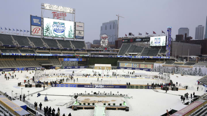 Feel The (Freezer) Burn: Blues Players Don Shorts, Flip-Flops En Route to Winter Classic
