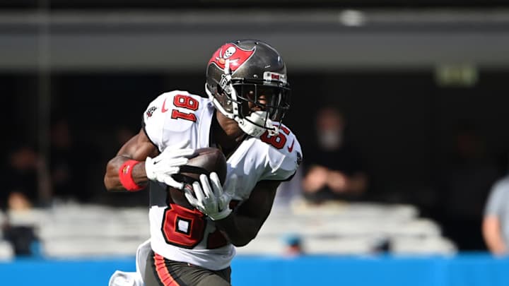 Hilarious Memes Emerge After Antonio Brown Leaves Buccaneers Game Shirtless Hilarious Memes Emerge After Antonio Brown Leaves Buccaneers Game Shirtless