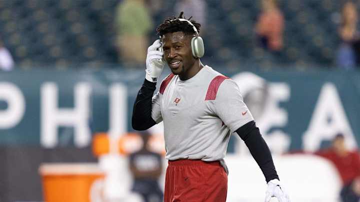 Antonio Brown Says He’s Holding Out on Ankle Surgery Until an NFL Team Signs Him