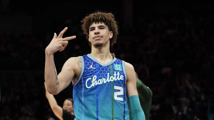 Hornets Hold Off Bucks, 114-106 Hornets Hold Off Bucks, 114-106