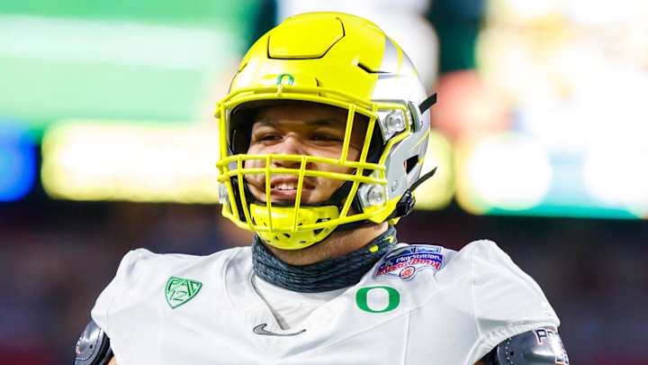 REPORT: Oregon OL Logan Sagapolu Enters Transfer Portal