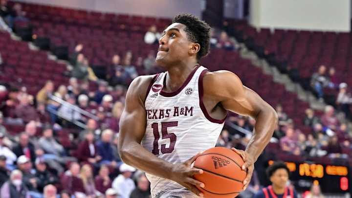 No. 12 Kentucky Pulls Out Late Win over Texas A&M No. 12 Kentucky Pulls Out Late Win over Texas A&M