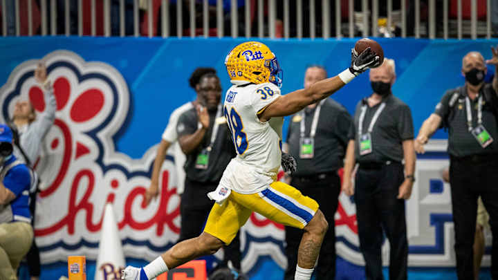 Newcomer Cam Bright Packs LB Punch for Huskies