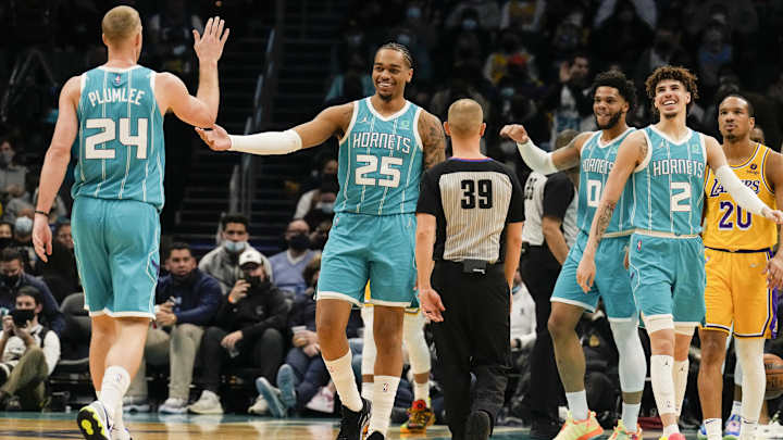 Hornets Survive Late Scare from Lakers Hornets Survive Late Scare from Lakers