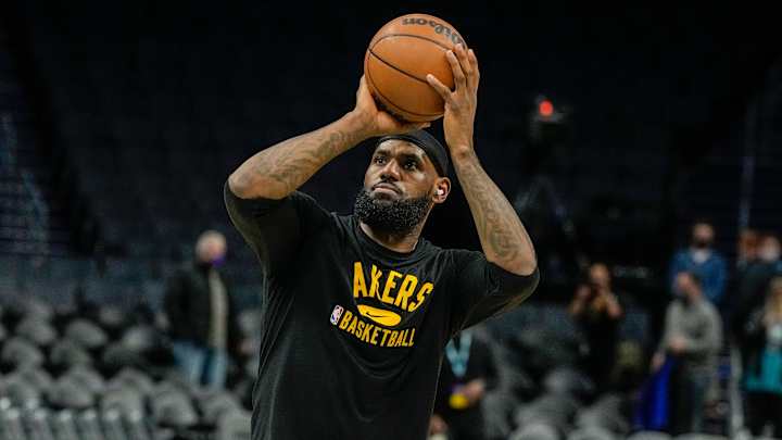 Lakers Star LeBron James Dealing With ‘General Swelling’ in Knee, Coach Frank Vogel Says Lakers Star LeBron James Dealing With ‘General Swelling’ in Knee, Coach Frank Vogel Says