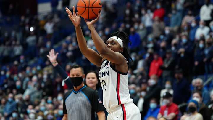 WBB: Huskies fend off Friars for 30th straight win over Providence