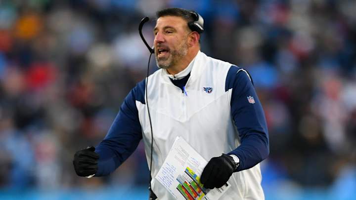 Mike Vrabel Wins Coach of the Year at NFL Honors