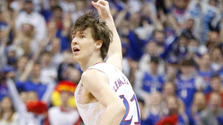 Kansas Holds On Late to Defeat Oklahoma 71-69