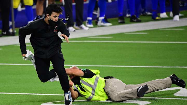 Fan Runs Onto Field During Super Bowl, Gets Rocked By Security