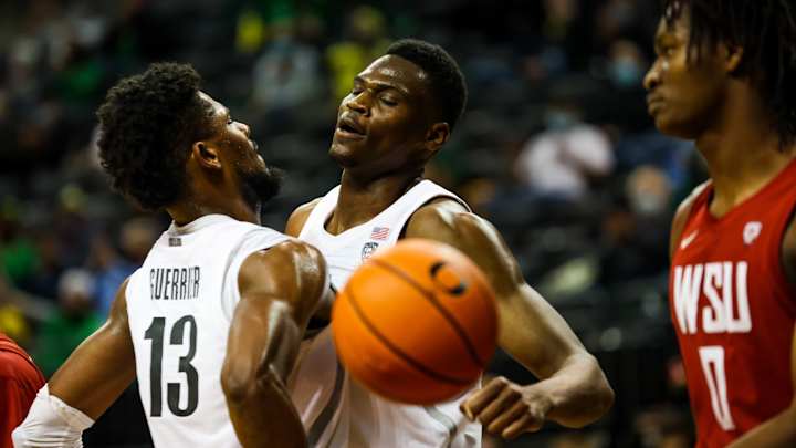 Oregon Ducks Survive Late Scare, Hold off Washington State Cougars in 62-59 Win