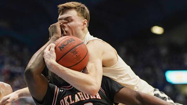Kansas Cruises Past Oklahoma State 76-62