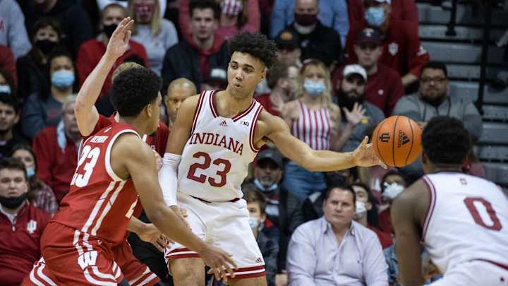 Hoosiers Fizzle Down the Finish, Fall to No. 15 Wisconsin, 74-69