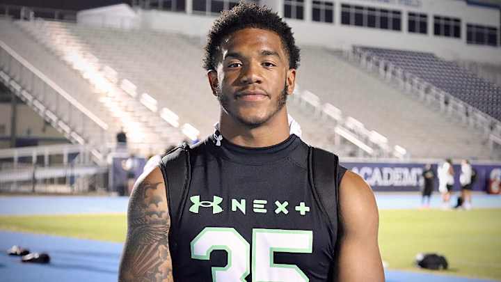 IMG LB Jordan Hall on Ties With Gators Staff, Plans to Visit Florida