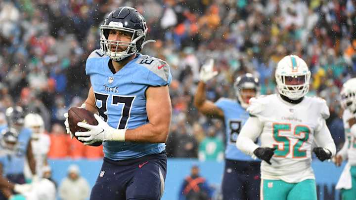 One Tight End Returns on One-Year Deal