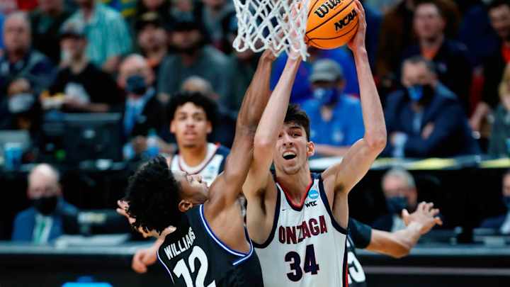 No. 1 Gonzaga Up Just 35–33 vs. No. 16 Georgia State After Poor First Half