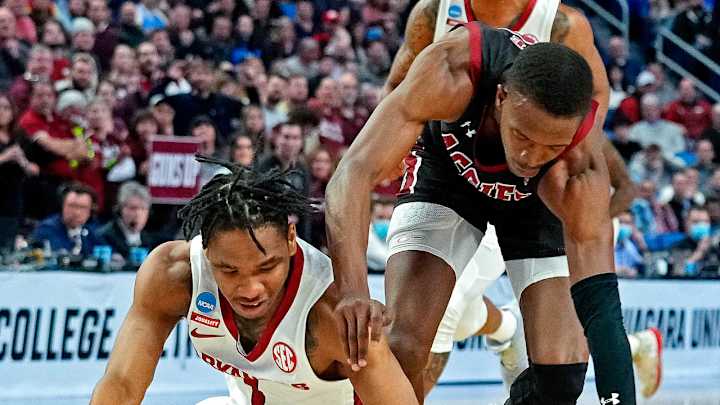 Hogs Advance to Sweet 16 in Ugly Win Over New Mexico State