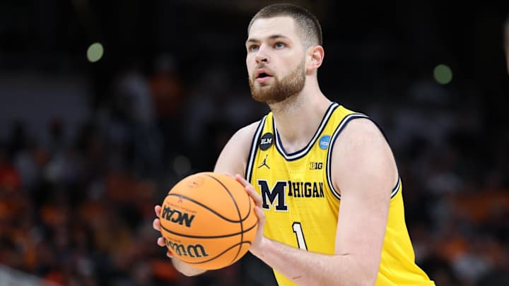 Michigan’s Hunter Dickinson Will Return for 2022–23 Season