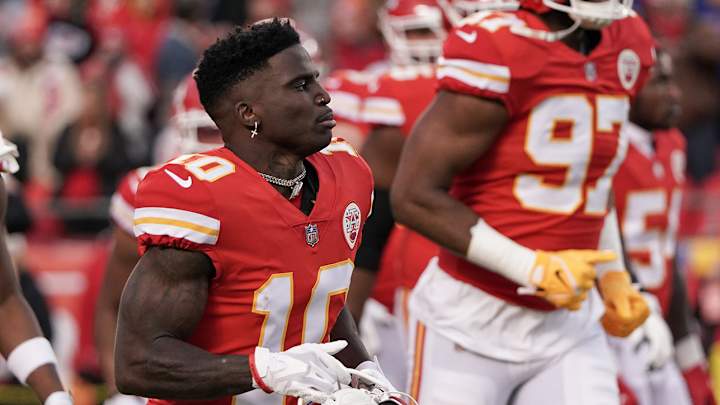 Report: Tyreek Hill Traded to Dolphins in Blockbuster Deal