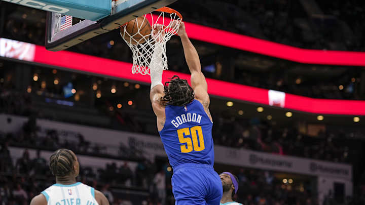 Nuggets Hold Off Hornets