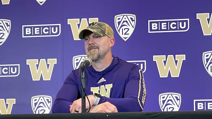 UW Shows Ryan Grubb at Work in First Practice UW Shows Ryan Grubb at Work in First Practice