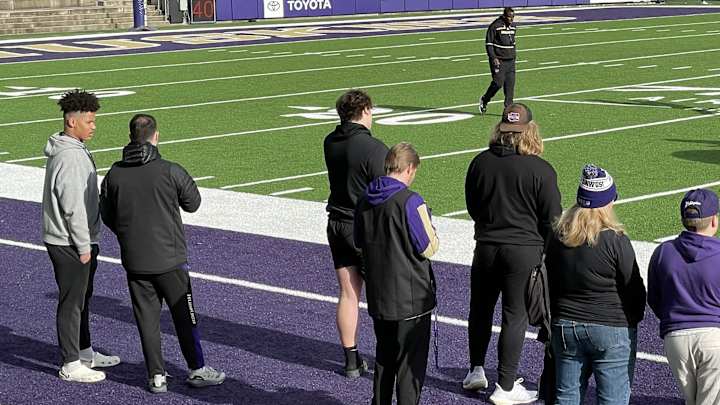 Huskies Host Oregon OL Prospect, Offer Him Before He Leaves Town Huskies Host Oregon OL Prospect, Offer Him Before He Leaves Town