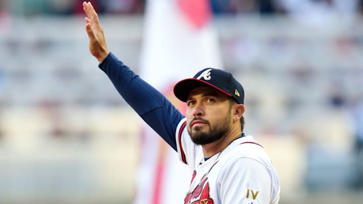 Braves’ Travis d’Arnaud Jokingly Reacts to Being Hit by Pitch