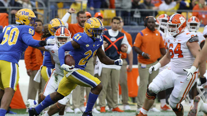 Raiders Meet With WR Gray, CB Mathis Ahead of Draft