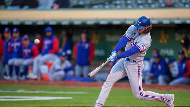 Mariners Sweep Rangers on Late Blast