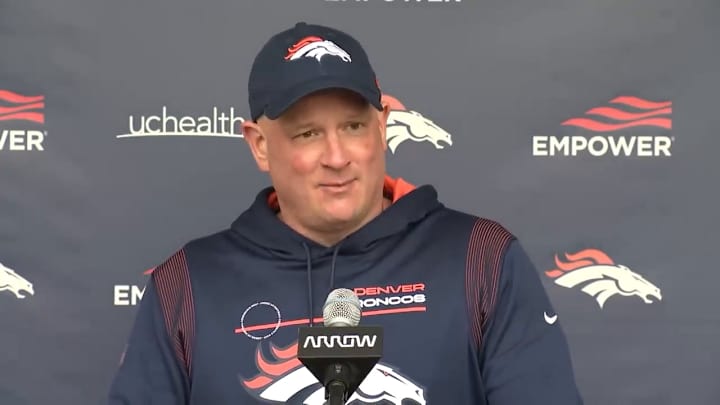 WATCH: Broncos' HC Nathaniel Hackett Takes Hand-Off from Russell Wilson at OTAs WATCH: Broncos' HC Nathaniel Hackett Takes Hand-Off from Russell Wilson at OTAs