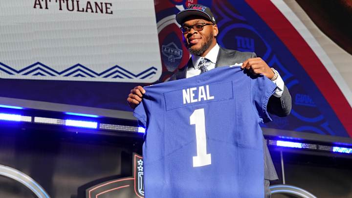 Giants Grab Offensive Tackle Evan Neal at No. 7 Giants Grab Offensive Tackle Evan Neal at No. 7