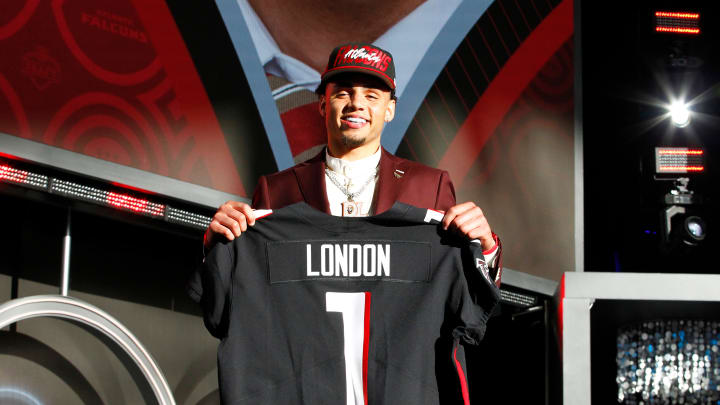LOOK: Drake London Inks Rookie Contract With Falcons LOOK: Drake London Inks Rookie Contract With Falcons