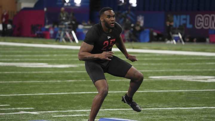 Panthers DE Amaré Barno Becomes First Draft Pick to Sign Rookie Deal Panthers DE Amaré Barno Becomes First Draft Pick to Sign Rookie Deal