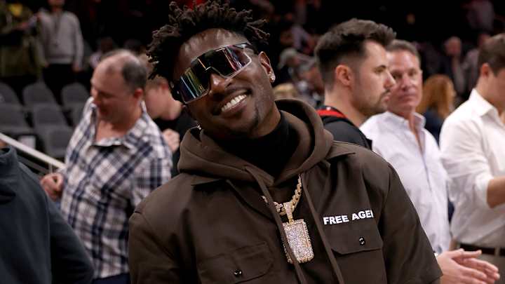 Antonio Brown Tweets He Wants to Retire With Steelers