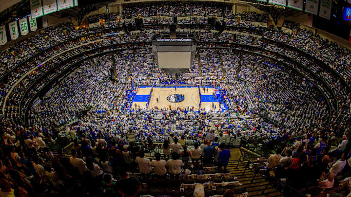 Moment of Silence Held Before Mavs-Warriors in Wake of Texas School Shooting