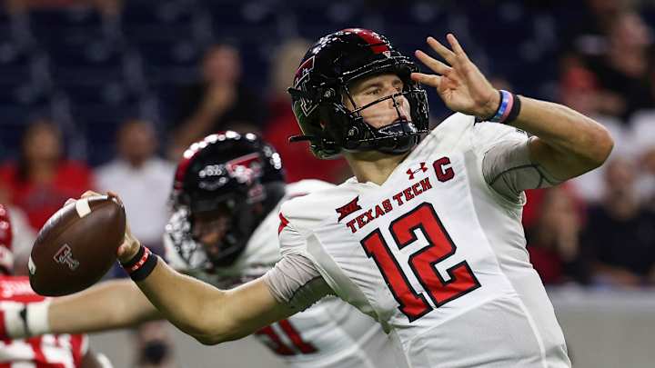 College Quarterback Proposes to Girlfriend Using NIL Deal With Jewelry Company