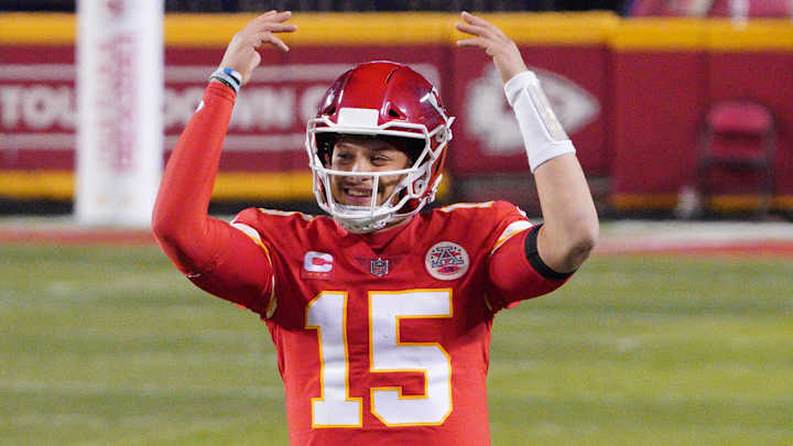 Patrick Mahomes Hypes Up Chiefs Rookie WR After Viral Video of One-Handed Catch