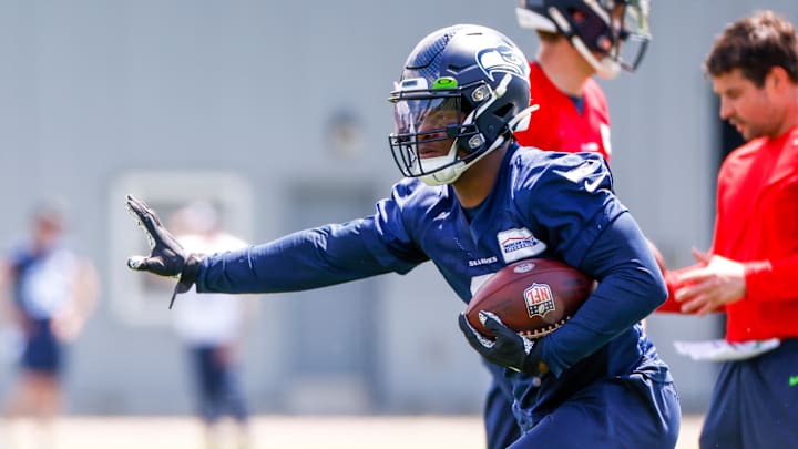 Seahawks RB Ken Walker III Makes NFLPA's 2022 Rising Stars List