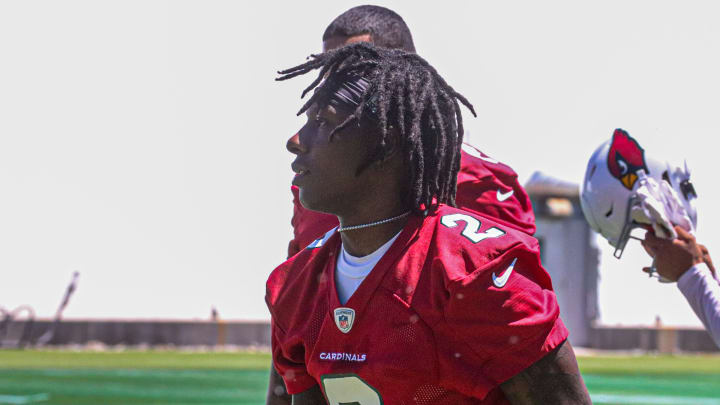 Hollywood Doesn't Have Glitter of New Contract Yet