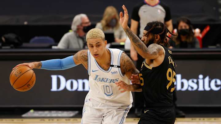 Three-point barrage carries Lakers over Raptors