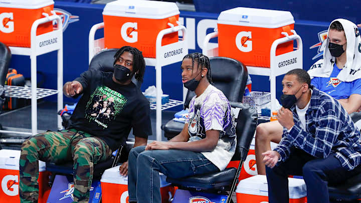 With no timetable for return, Thunder guard Gilgeous-Alexander doing all he can from the sideline