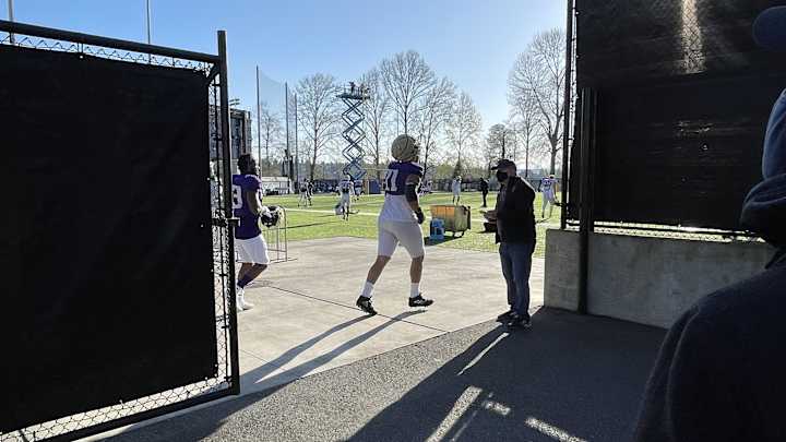 Huskies Unwrap Bookie, Put Him with No. 1 Defense for the First Time