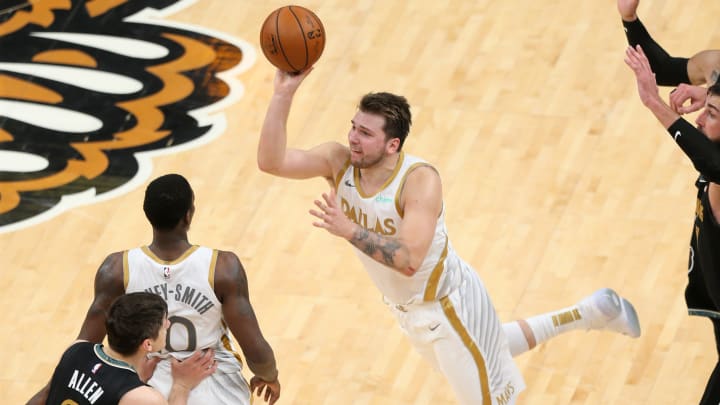 Luka Dončić Hits One-Handed, Three-Point Runner at Buzzer to Beat Grizzlies Luka Dončić Hits One-Handed, Three-Point Runner at Buzzer to Beat Grizzlies